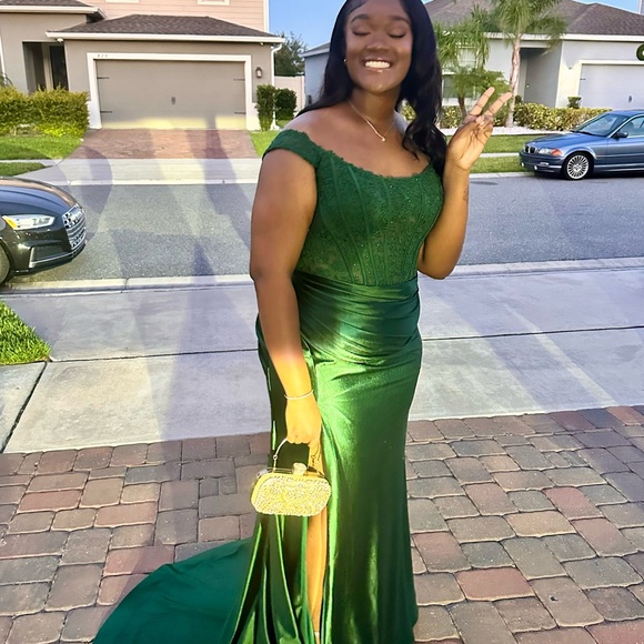 Emerald Green formal dress from thedressoutlet.com - Picture 3 of 6